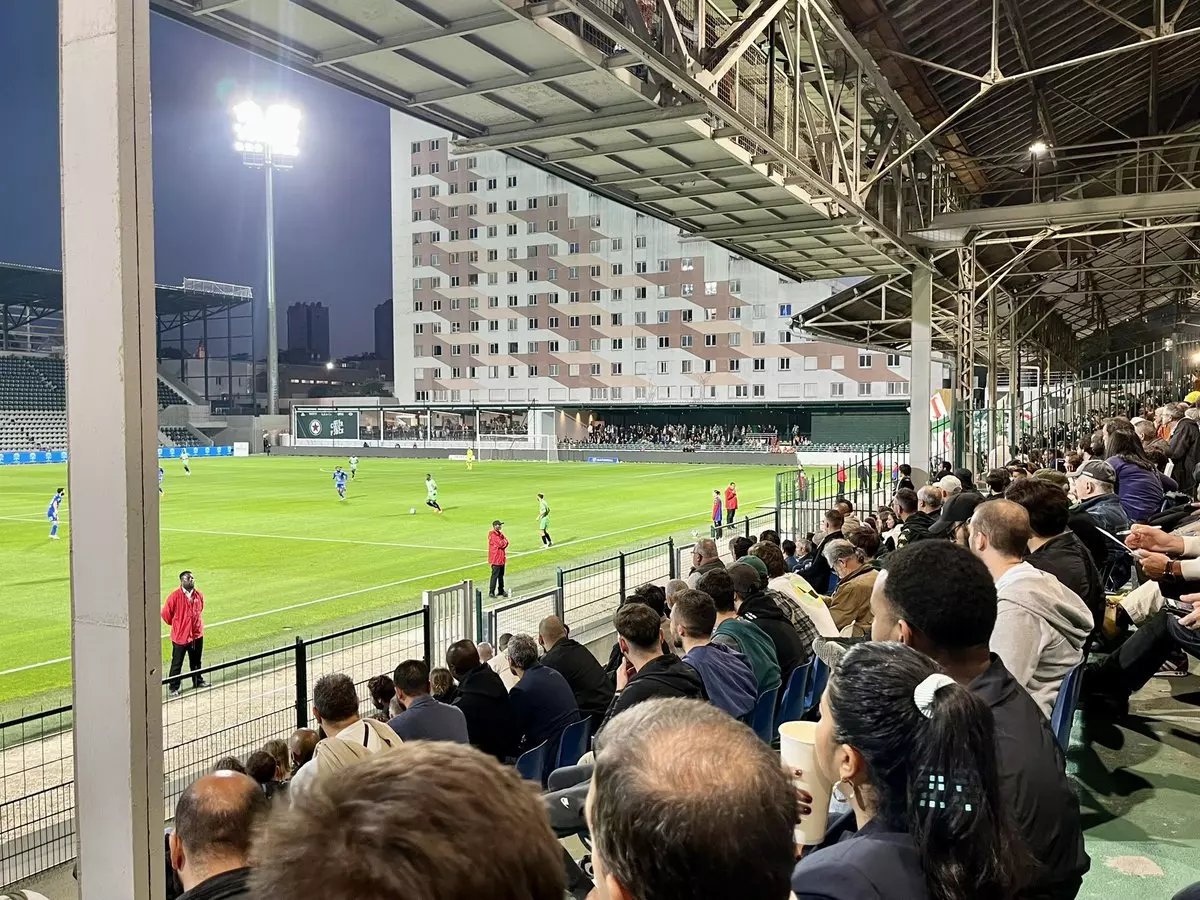 Explosion de joie au Stade Bauer : le Red Star écrase le Villefranche Beaujolais !