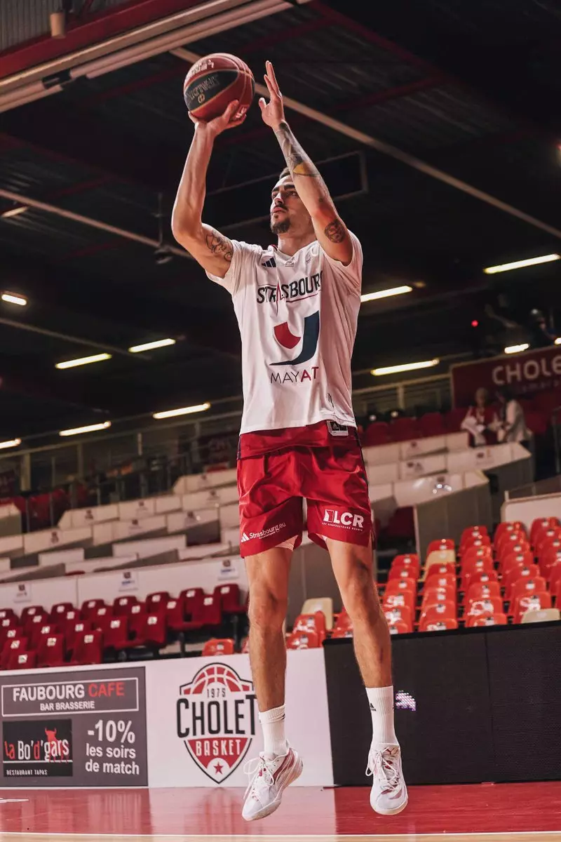 Explosion de talents lors du match de basket Cholet vs SIG : Paul Lacombe et Léopold Cavalière au sommet de leur art !